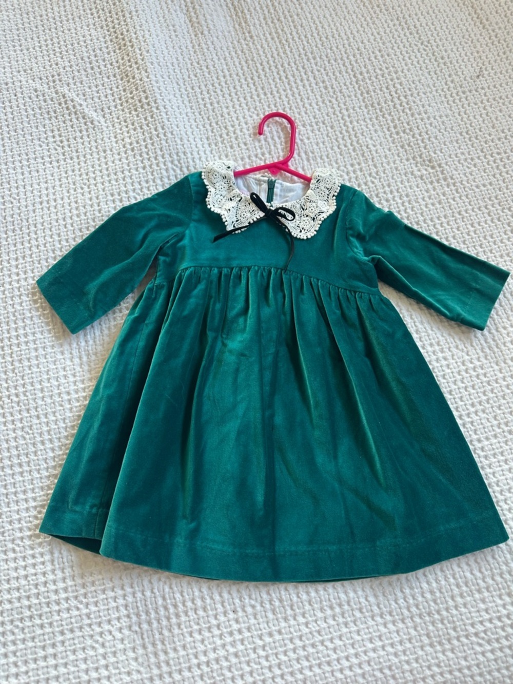 Classic Emerald Green Velvet Dress with Lace Collar
